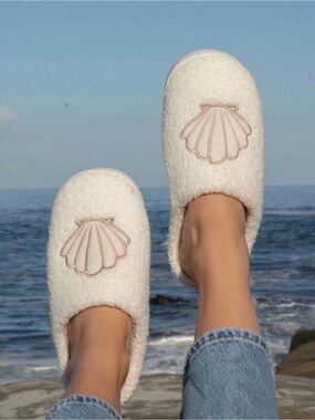 Sundream - The Sherpa Seashell Slippers Women’s NWT Size S/M (6-8)